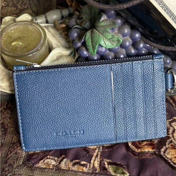 Authentic COACH 1941 calf leather zip top card holder with key hinge. - Picture 3 of 10